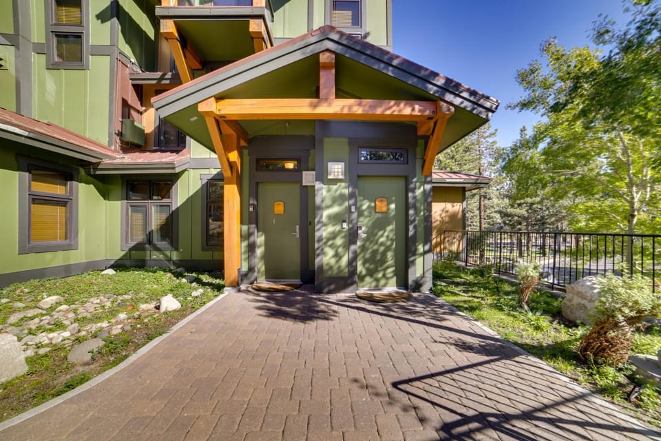 Mammoth Lakes Condo w/ Fireplace: Near Skiing! House in Mammoth Lakes