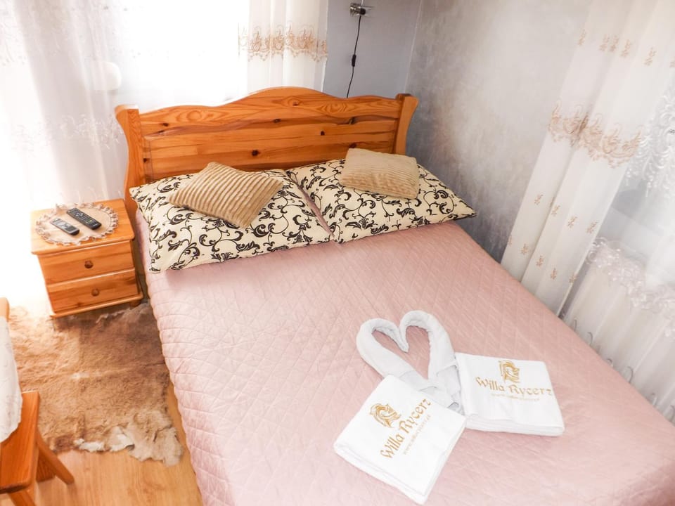 Bed, Photo of the whole room, Internal: Not applicable to any particular room
