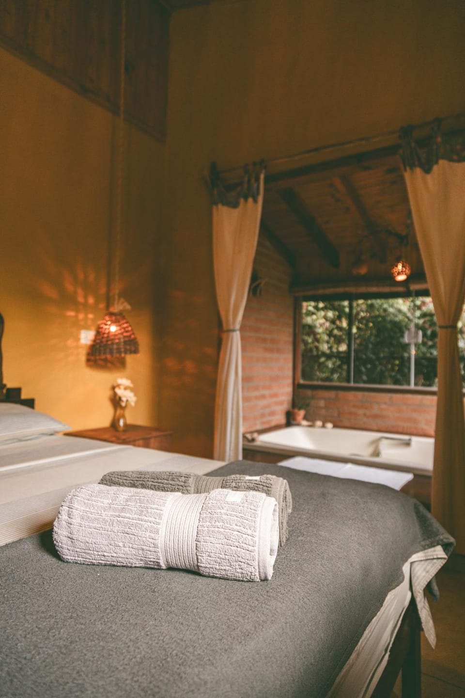 Casa Pedacinho de Céu com banheira de hidromassagem e lareira House in State of São Paulo