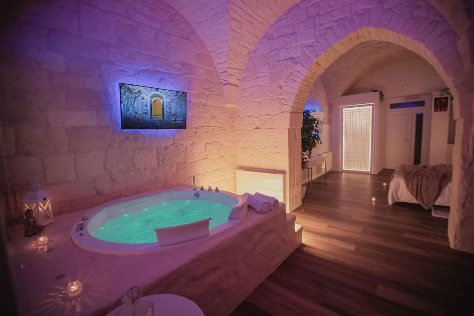 Hot Tub, TV and multimedia