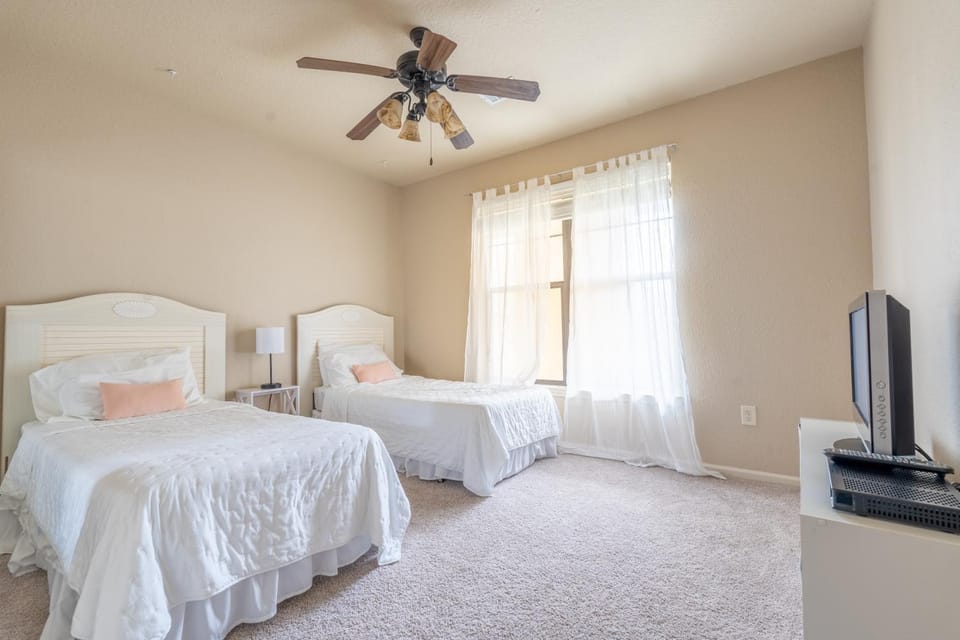 Big 4BR by Disney – 2 Pools, Patio, 2 Suites, W/D Apartment in Four Corners
