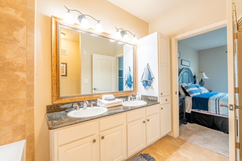 Big 4BR by Disney – 2 Pools, Patio, 2 Suites, W/D Apartment in Four Corners
