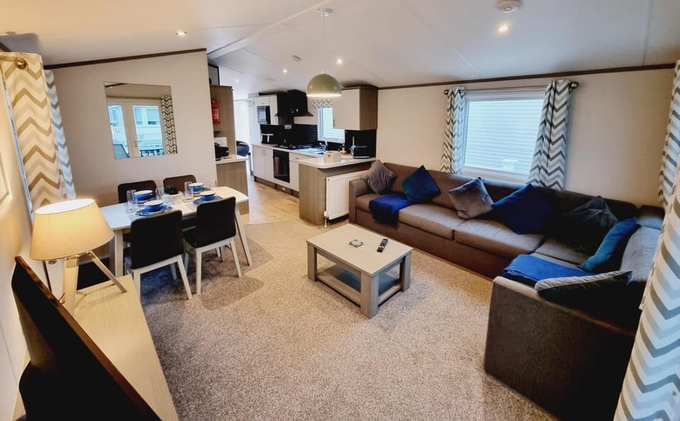 Communal lounge/ TV room, TV and multimedia, Kitchen or kitchenette, Living room, Seating area, Dining area