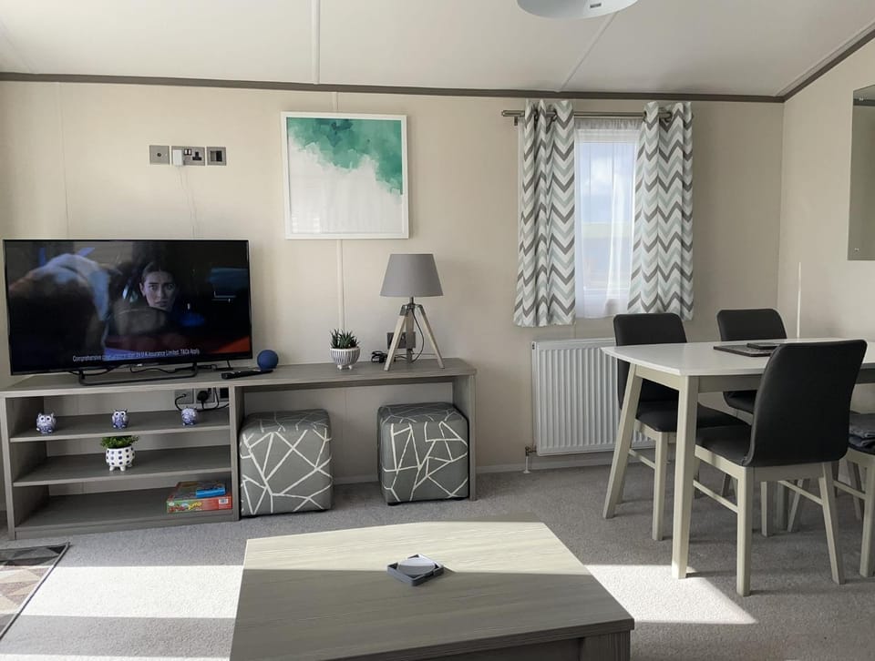 Communal lounge/ TV room, TV and multimedia, Living room, Dining area