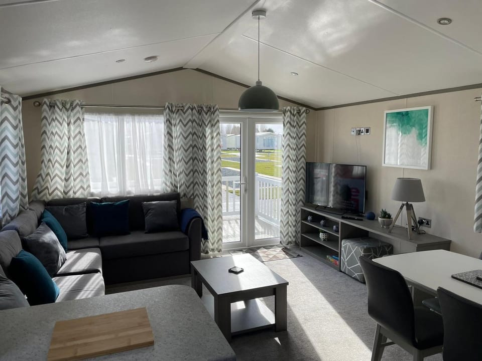 Communal lounge/ TV room, TV and multimedia, Living room, Seating area, Dining area