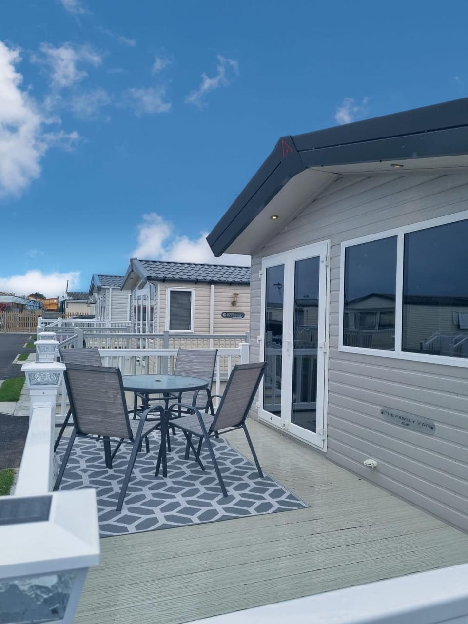 Property building, Patio, Day, Balcony/Terrace, Dining area