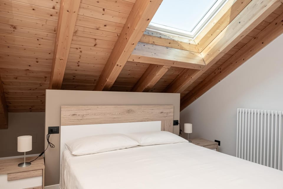 Bed, Photo of the whole room, Bedroom, internet