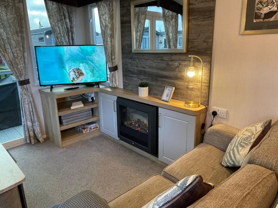 TV and multimedia, Living room, Seating area, fireplace