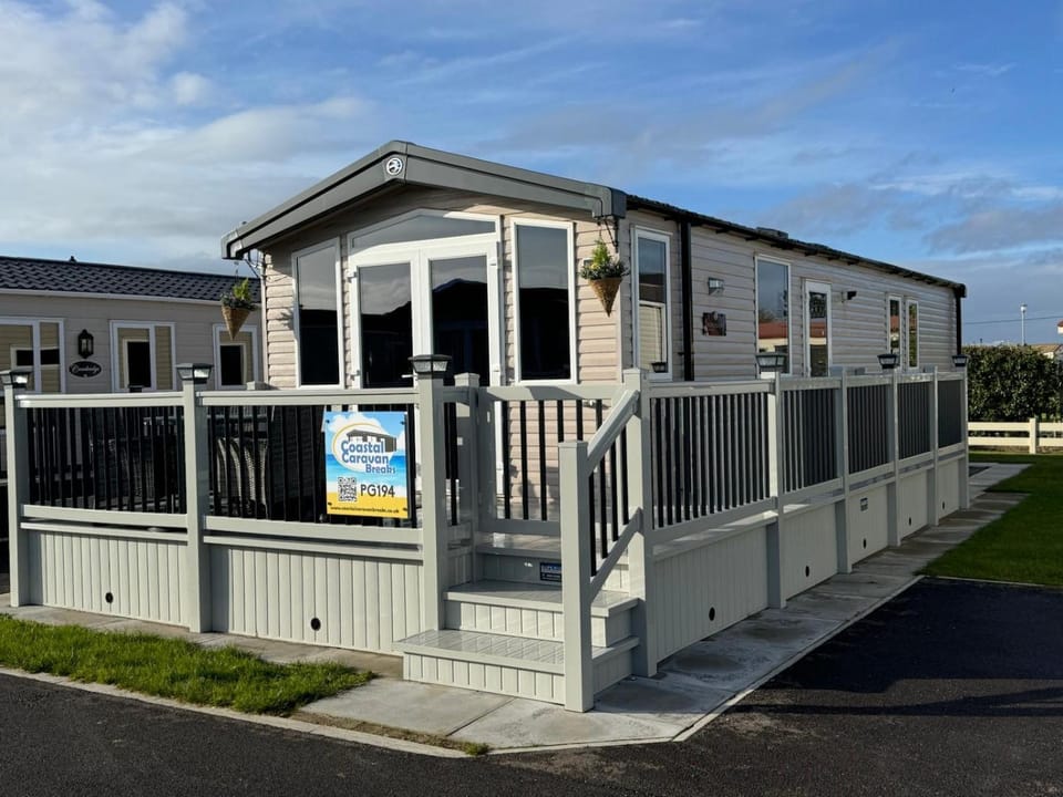 Property building, Day, Balcony/Terrace, Dining area, Parking