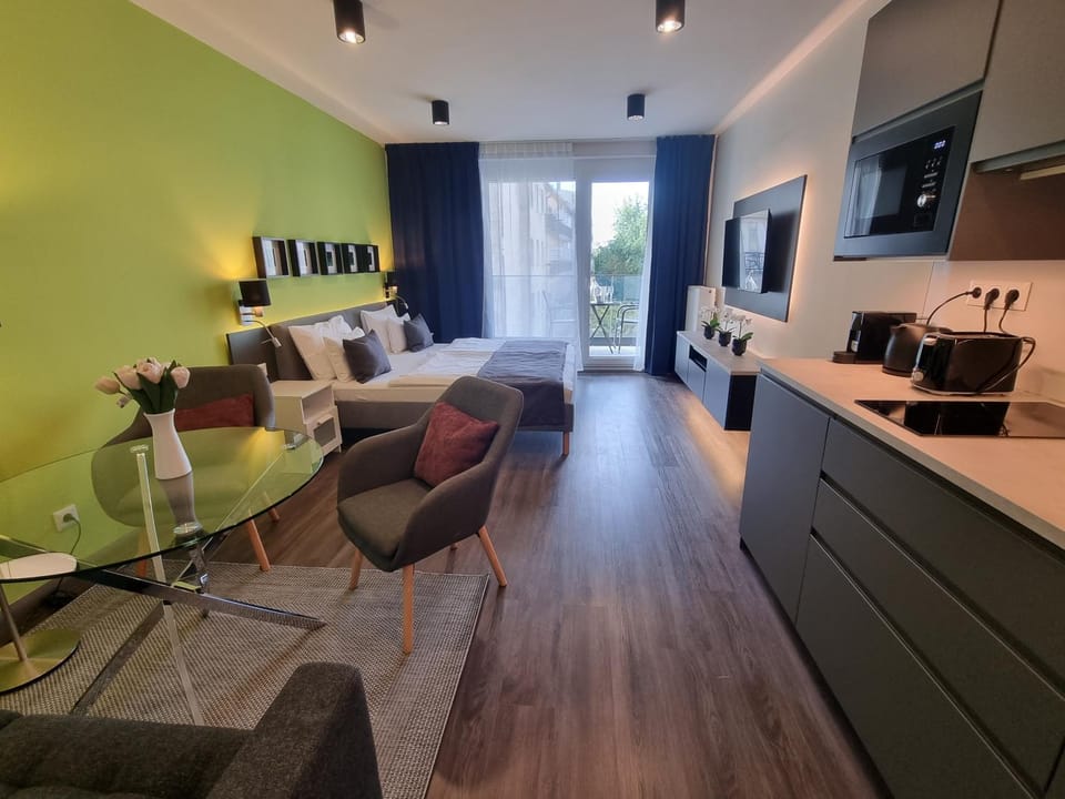 Kitchen or kitchenette, Living room, Seating area, Dining area, minibar, pet friendly, stove