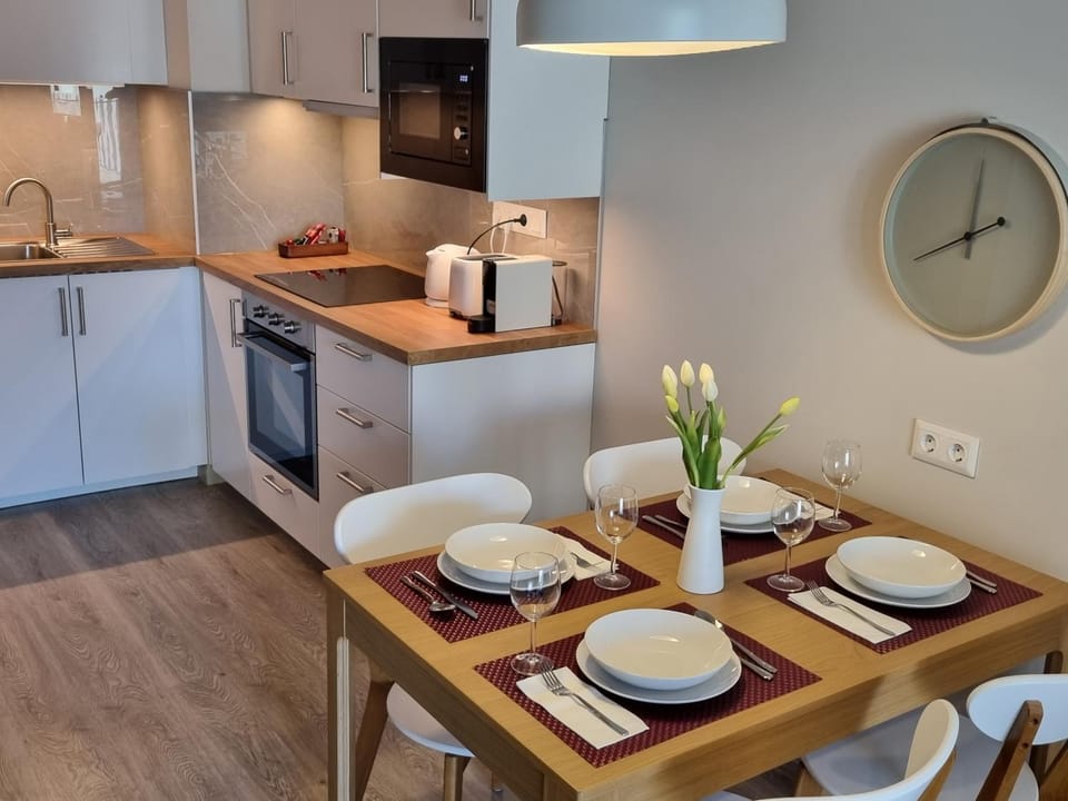 Kitchen or kitchenette, Dining area