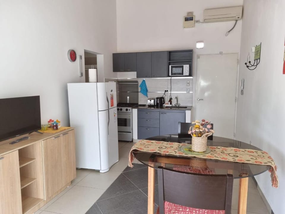 Kitchen or kitchenette, Dining area, minibar, pet friendly, toaster, air conditioner