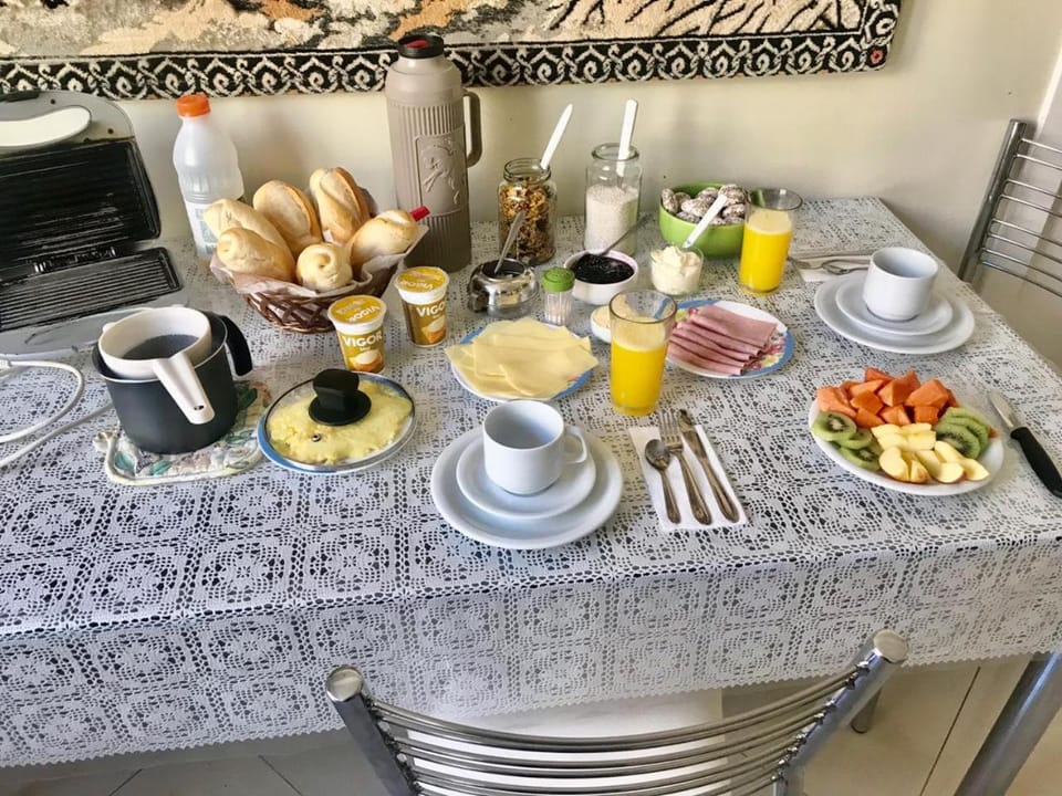 2 Camas de Solteiro Ar Quente Frio Frigobar Smart TV e Café da Manhã não tem garagem Vacation rental in Porto Alegre