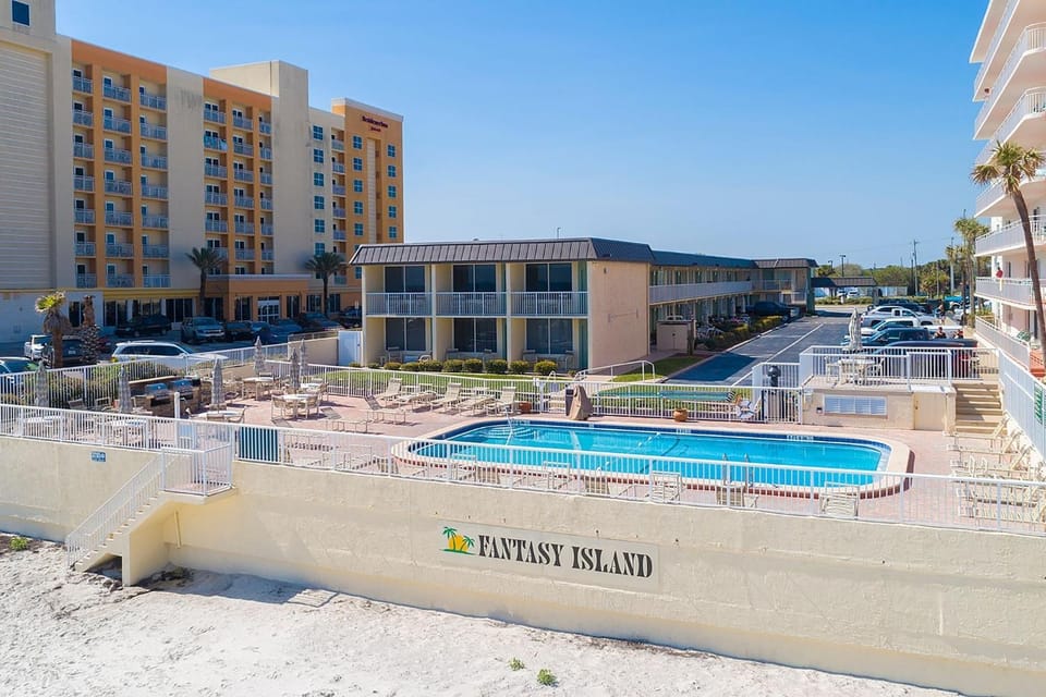 Property building, Pool view, Swimming pool, Location, Parking, sunbed