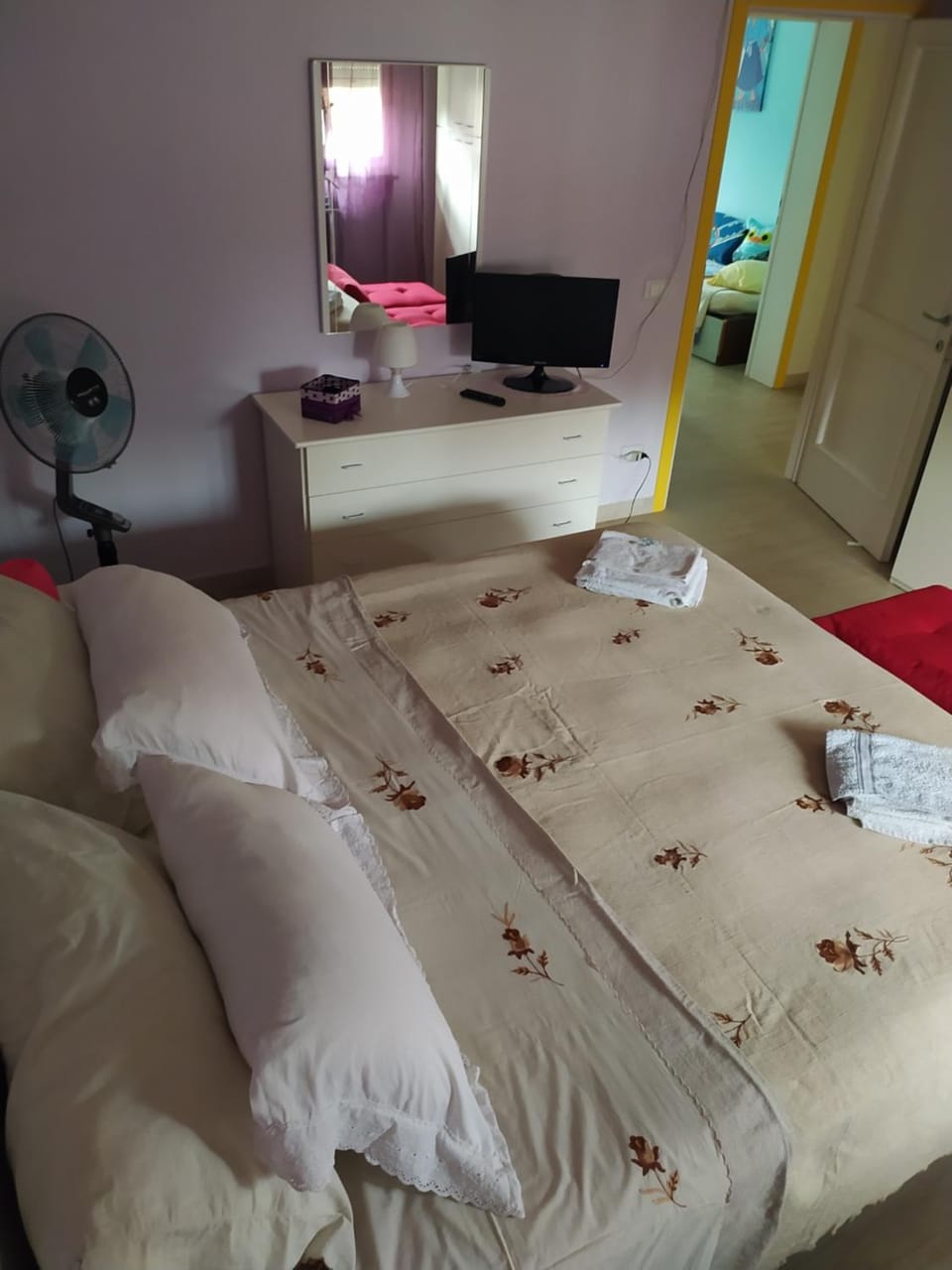 Bed, TV and multimedia, Photo of the whole room, Bedroom, fireplace, towels