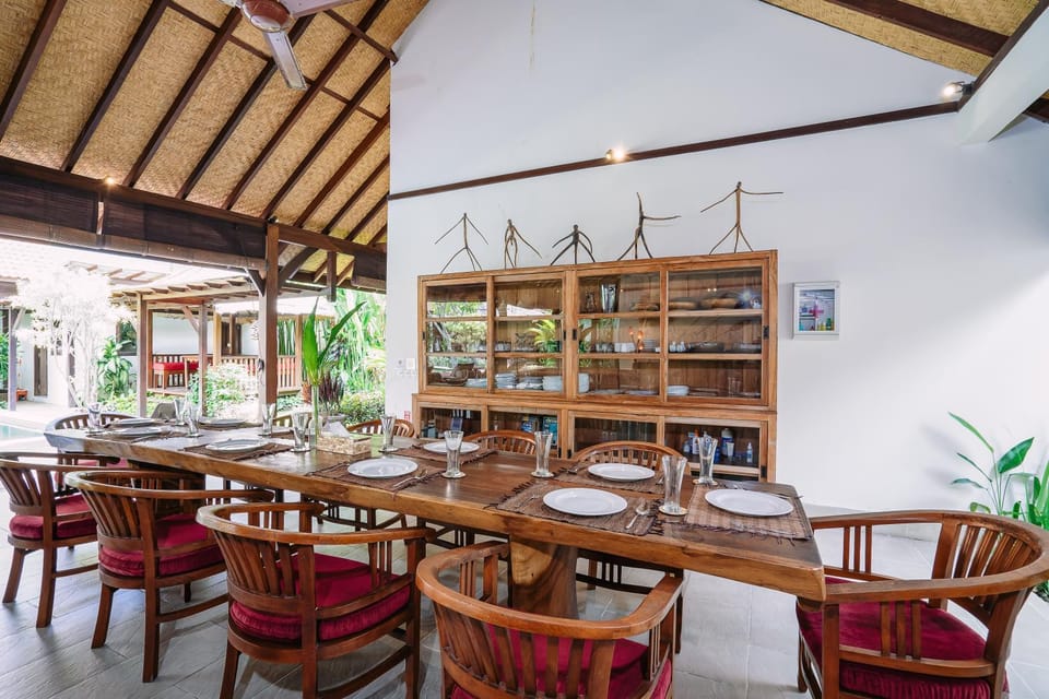 Living room, Food and drinks, Seating area, Food