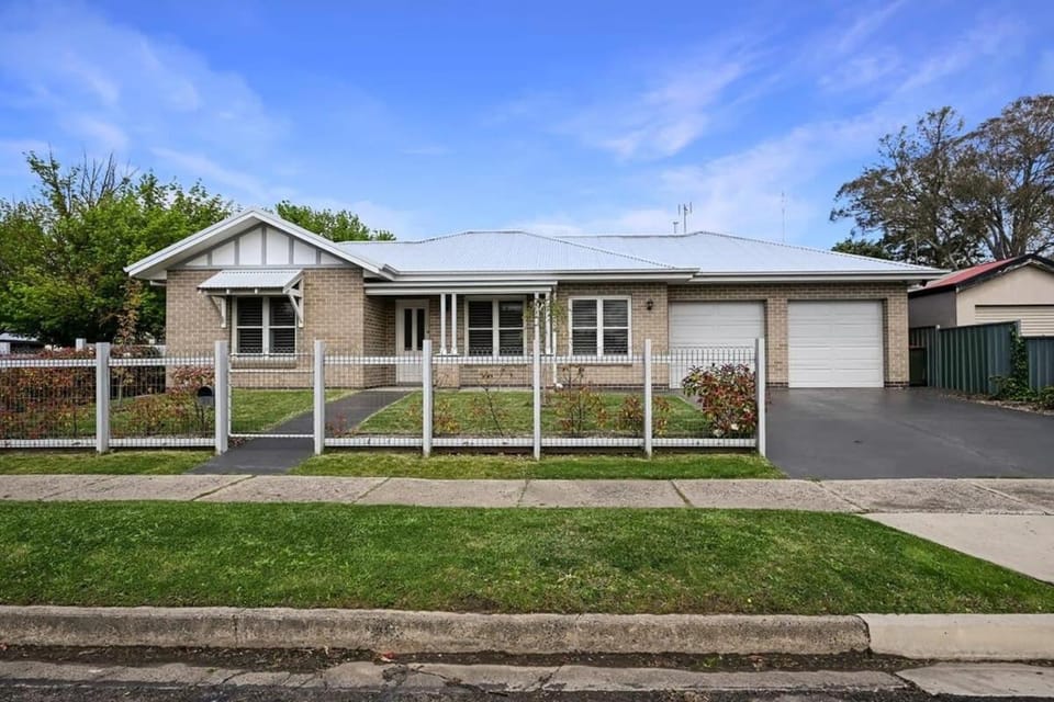 Paradise on Prince - Sleek & Stylish, Dog Friendly House in Orange