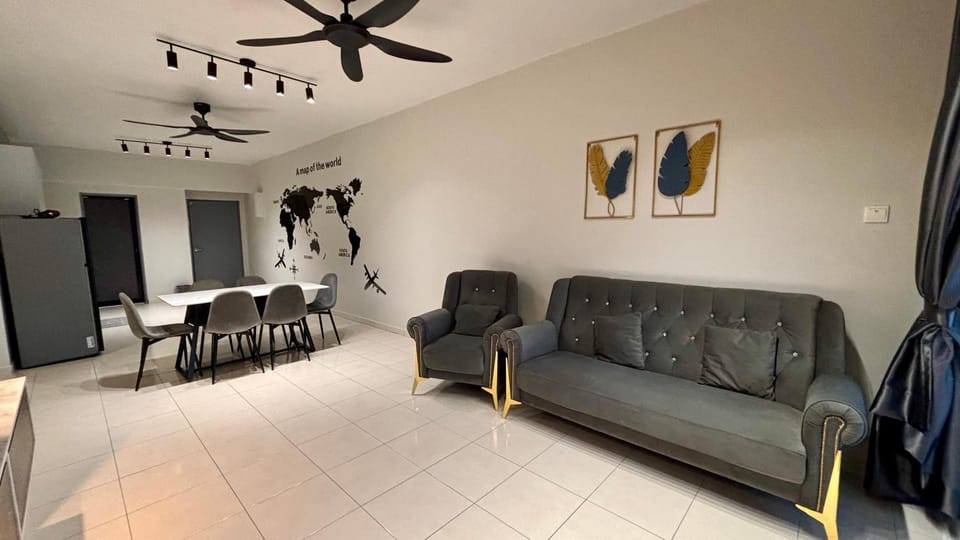 Living room, Seating area, Dining area, fireplace