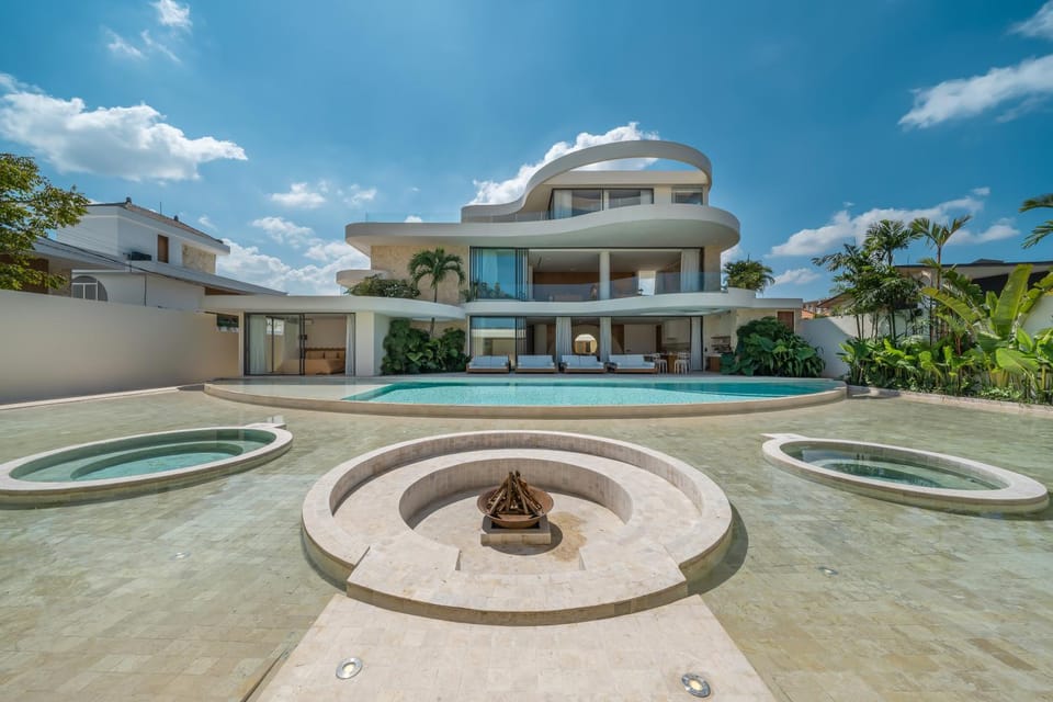 Villa Babylon - 8BR Lux Seseh Villa, 3 pools, Jacuzzi, Ocean views Villa in Mengwi
