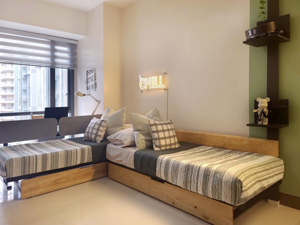 Bed, Living room, Seating area, Bedroom