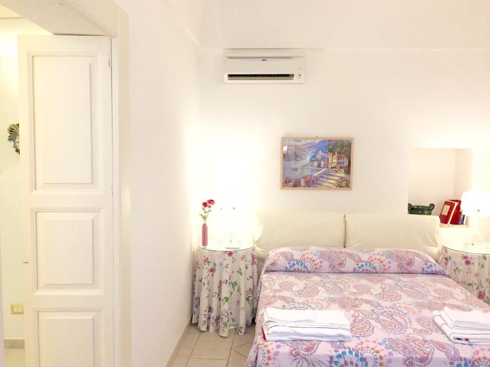 Photo of the whole room, Decorative detail, Bedroom