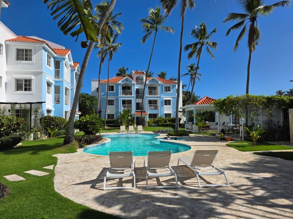 Property building, Patio, Spring, Day, Garden, Garden view, Pool view, Swimming pool, sunbed