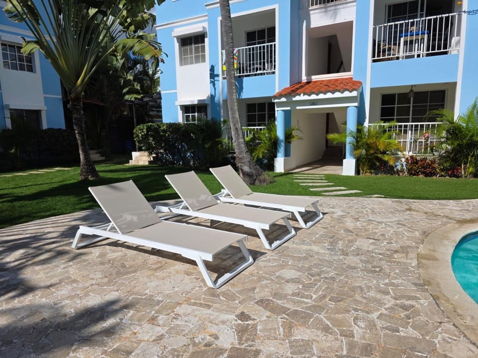 Property building, Patio, Spring, Day, Garden, Garden view, Pool view, Swimming pool, sunbed