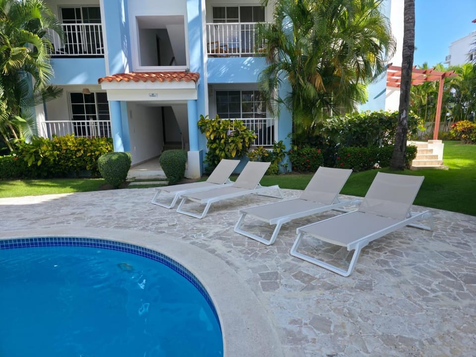 Property building, Patio, Day, Garden, Garden view, Pool view, Swimming pool, sunbed