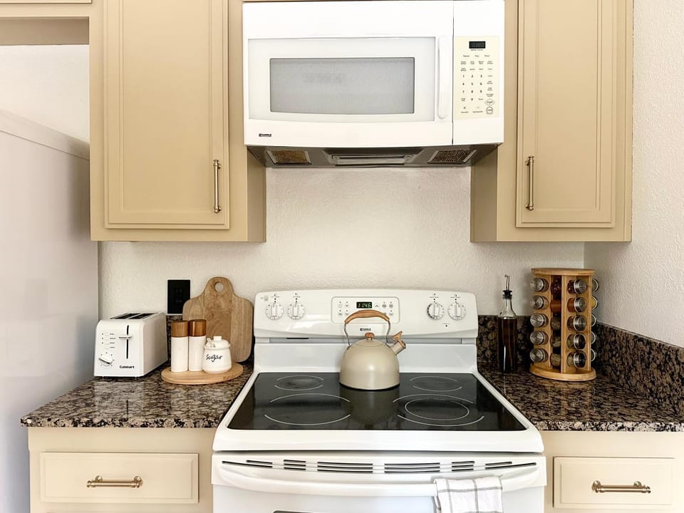 Coffee/tea facilities, Kitchen or kitchenette, stove, toaster