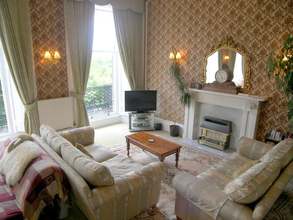 Day, Living room