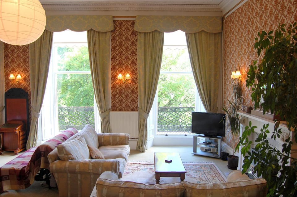 Day, Living room
