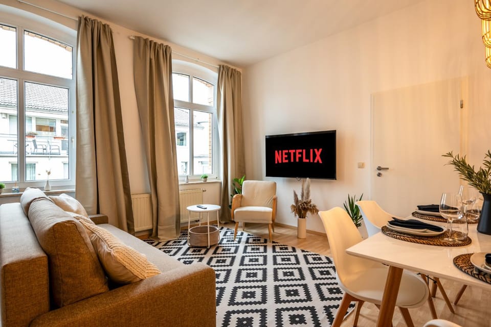 TV and multimedia, Living room, Seating area, Dining area, Evening entertainment, Food, Breakfast, Lunch, Dinner