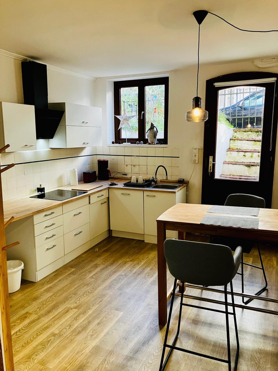 Kitchen or kitchenette, Dining area, stove