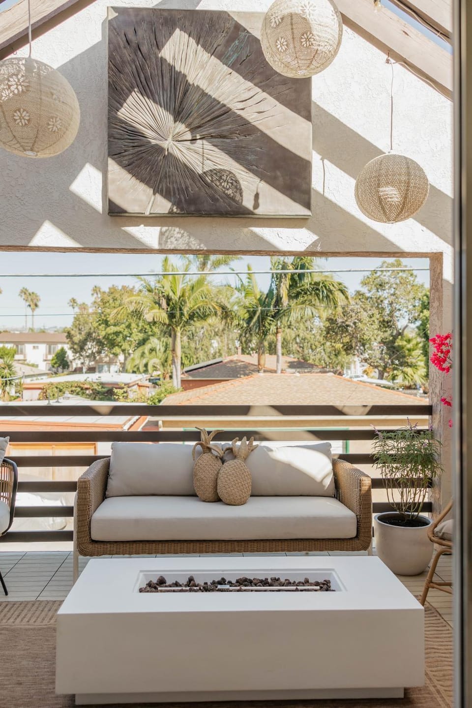 Stylish PB Townhome, Walk to Bay, and Balcony House in Mission Bay