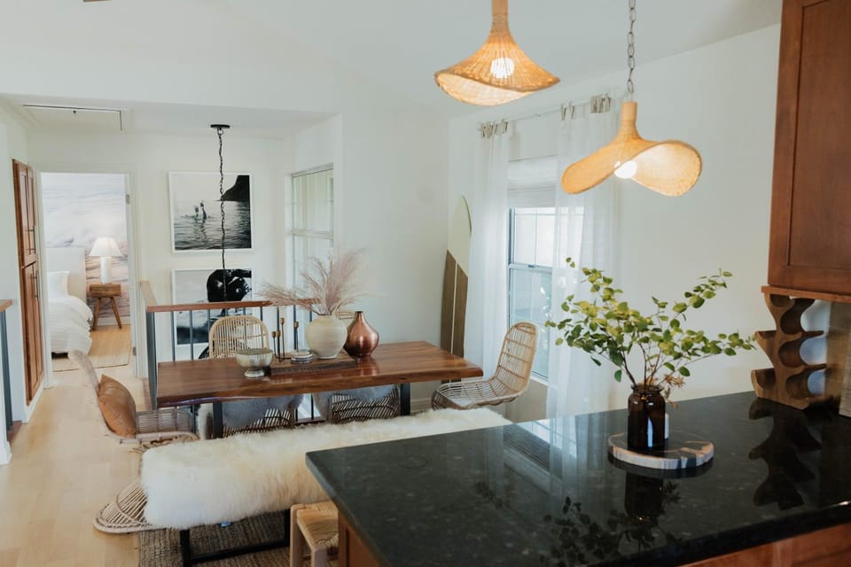 Stylish PB Townhome, Walk to Bay, and Balcony House in Mission Bay