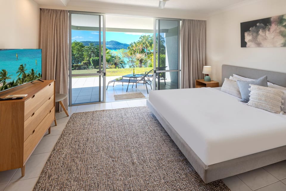 Bed, Natural landscape, TV and multimedia, Photo of the whole room