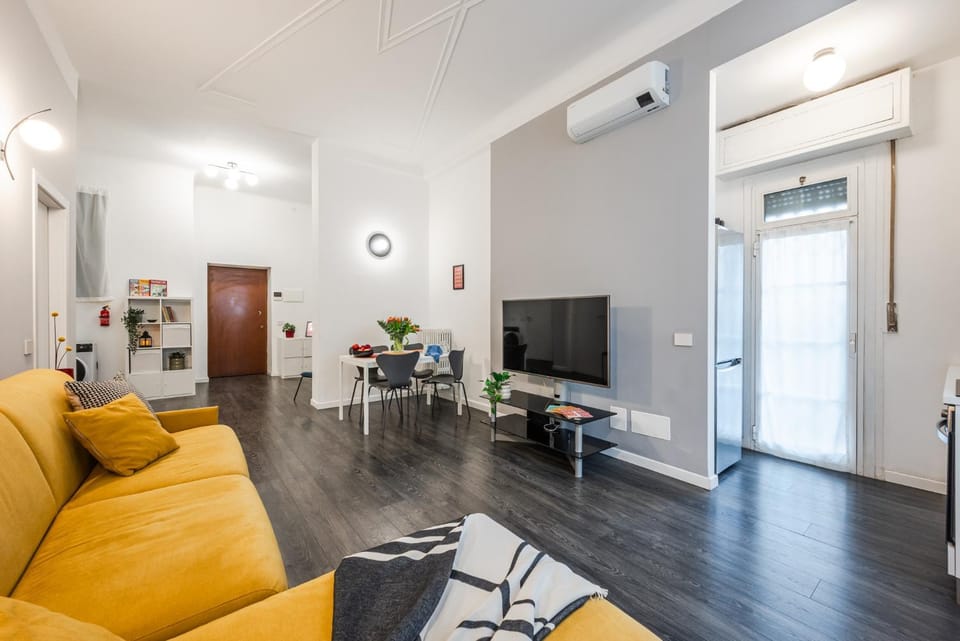 TV and multimedia, Living room, Seating area, Dining area, Evening entertainment, air conditioner