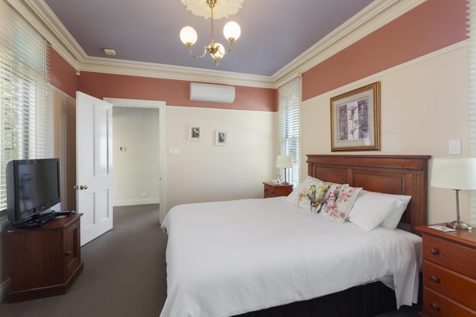 Bed, TV and multimedia, Photo of the whole room, Bedroom, Garden view, air conditioner