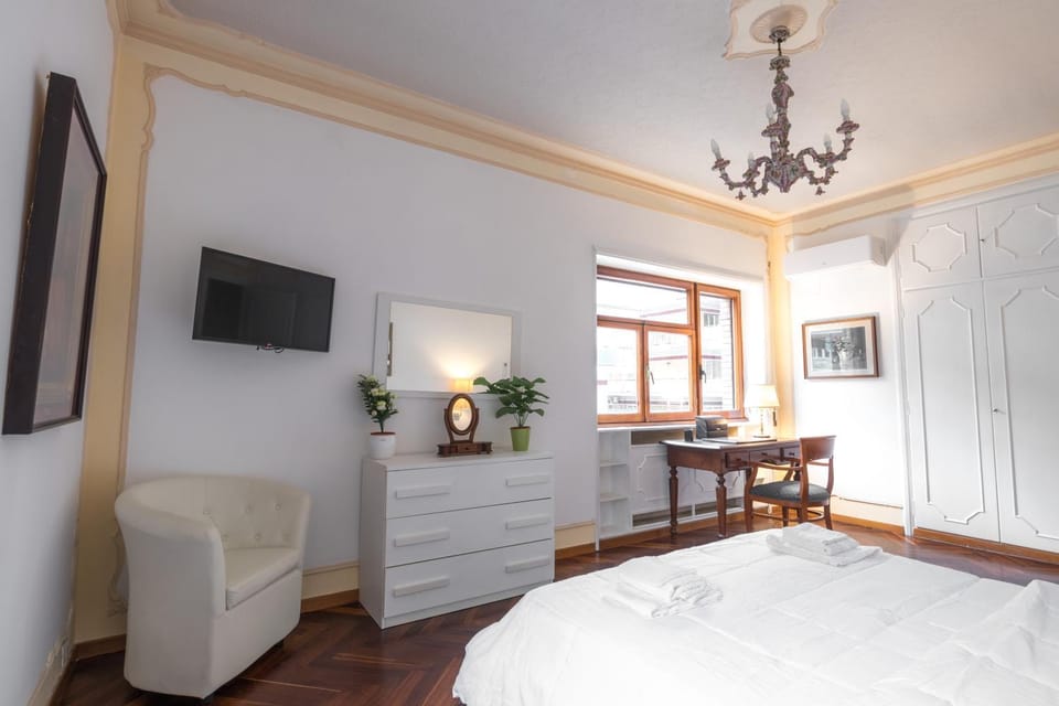 Bed, TV and multimedia, Photo of the whole room, Bedroom, hair dresser