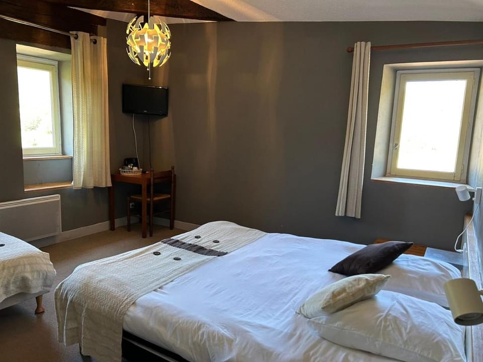 Bed, TV and multimedia, Bedroom