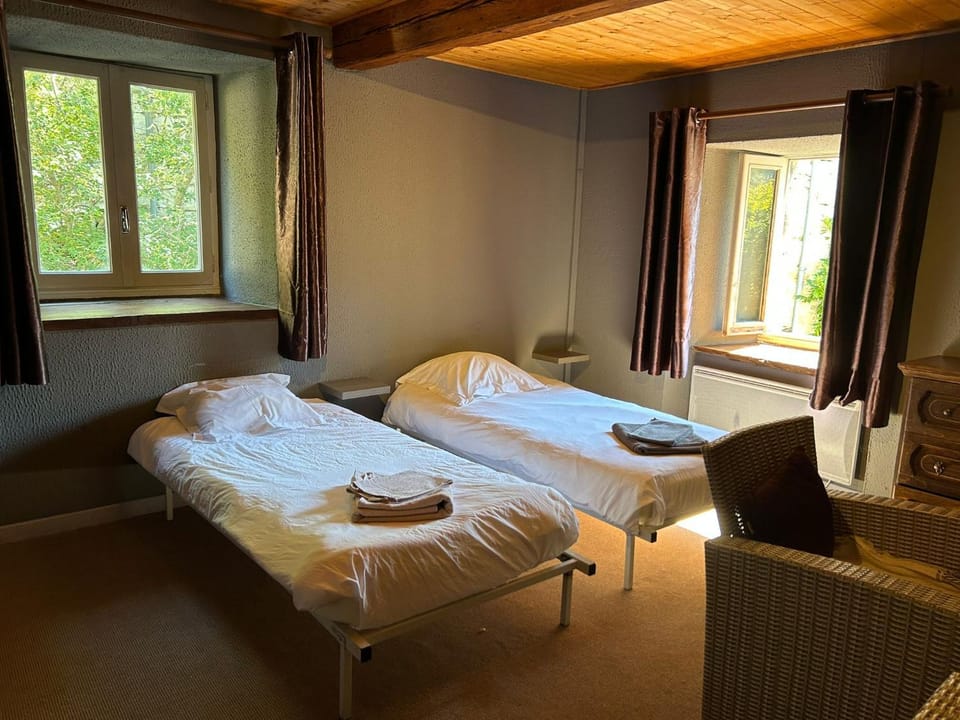 Bed, towels