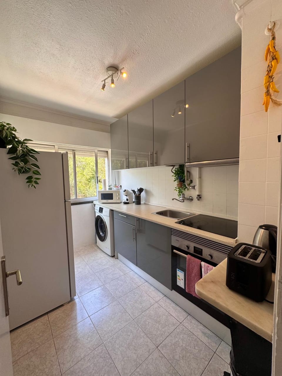 Restaurant/places to eat, Coffee/tea facilities, Quiet street view, microwave, oven, stove, towels, washing machine, kitchen