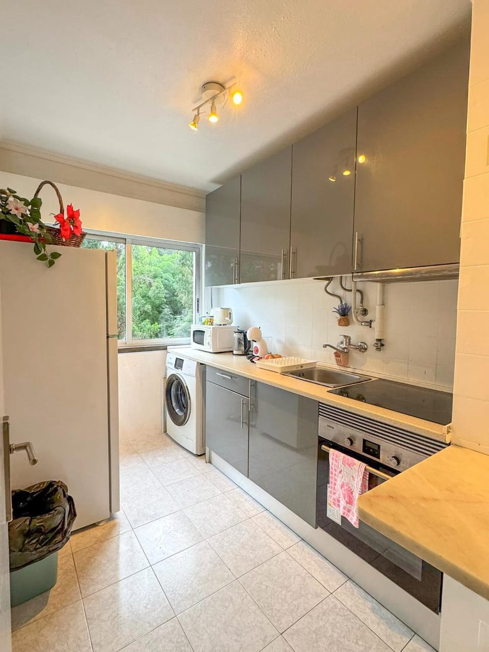 Coffee/tea facilities, Kitchen or kitchenette, microwave, oven, stove, toaster, washing machine