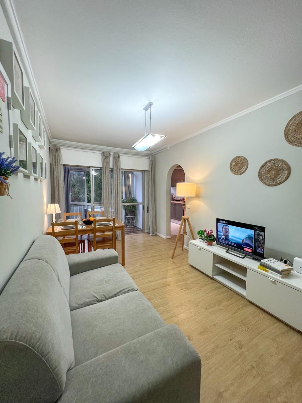 TV and multimedia, Living room, Seating area, Dining area, Evening entertainment
