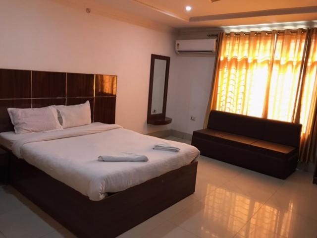 Seating area, towels, air conditioner