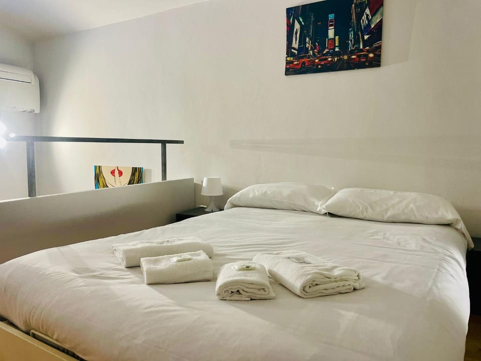 Bed, Bedroom, towels