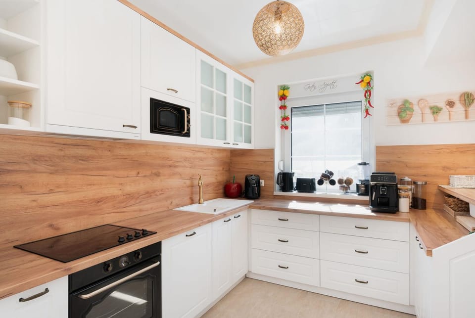 Coffee/tea facilities, Kitchen or kitchenette, oven, stove, toaster