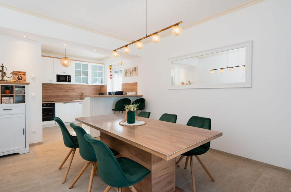 Kitchen or kitchenette, Dining area, oven
