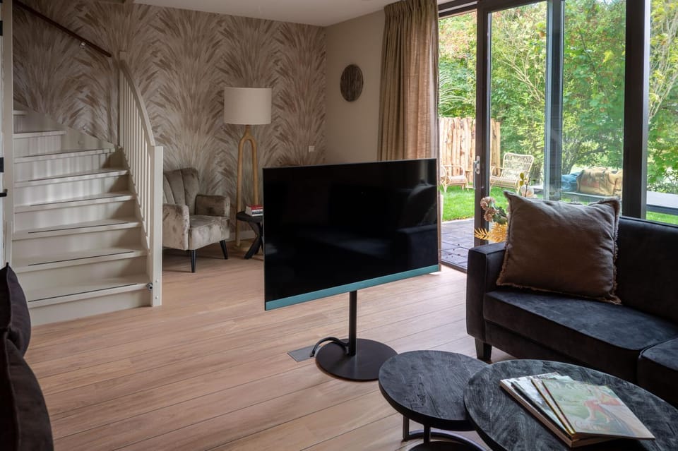 Communal lounge/ TV room, TV and multimedia, Living room, Seating area, Evening entertainment