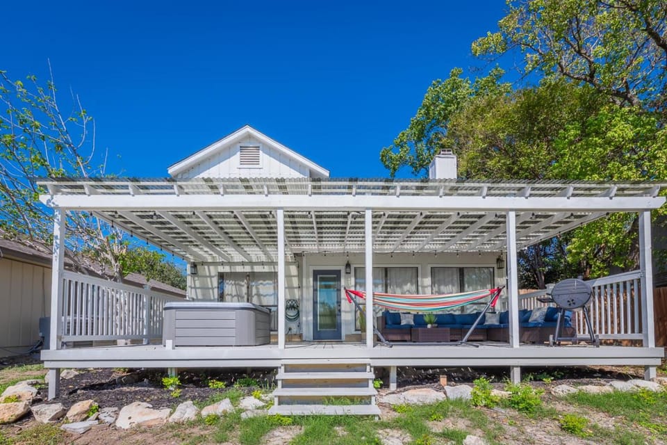 Stunning Deck, Hot-tub view to Lake & Golf course House in San Antonio